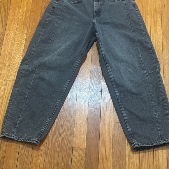 Old Navy High Rise Barrel Jeans - Picture 4 of 7